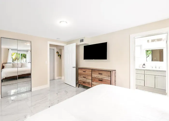 Modern Bungalow Near Wilton Drive I Pool Table