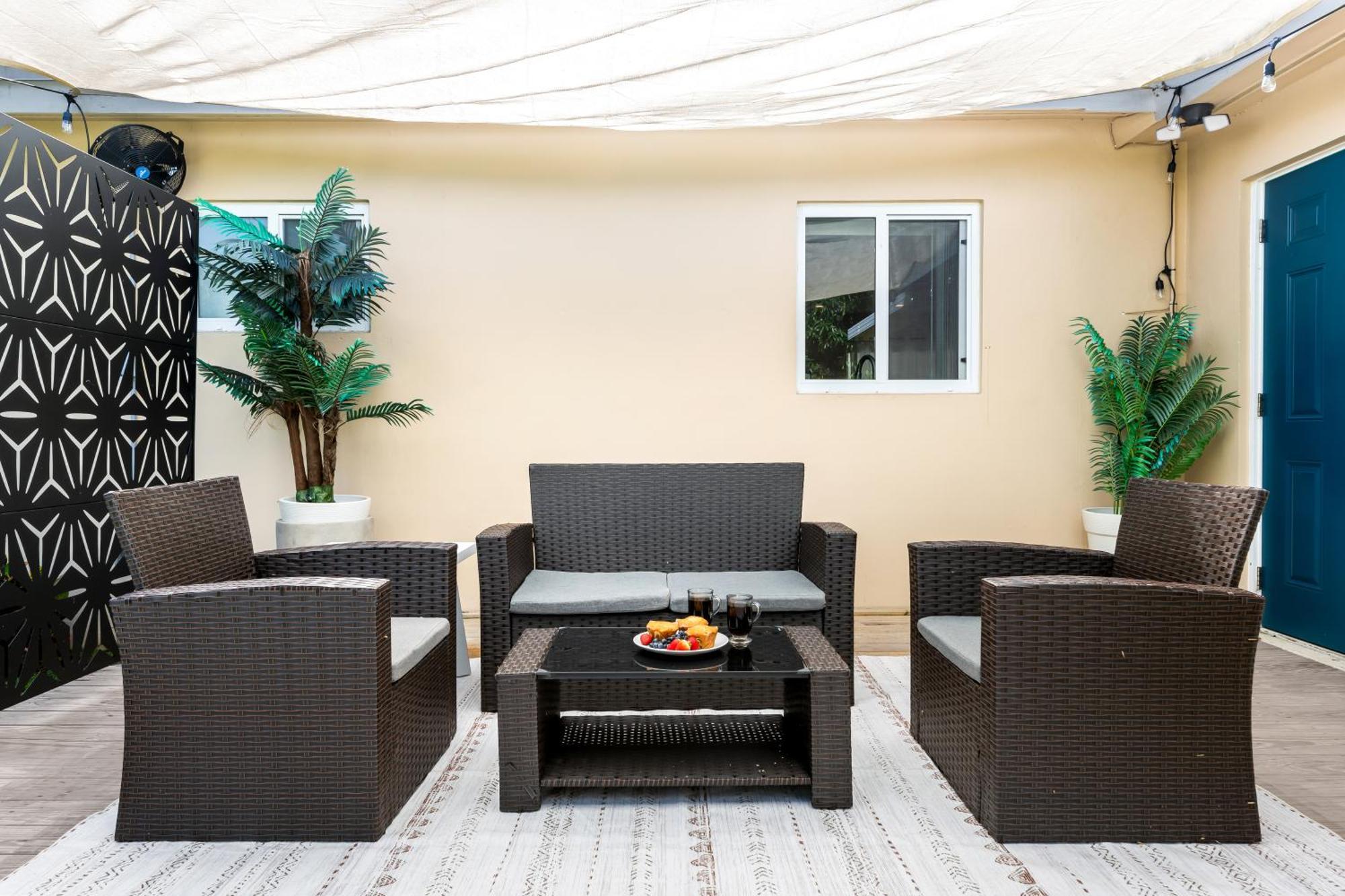 Modern Near Wilton Drive I Pool Table Hébergement de vacances