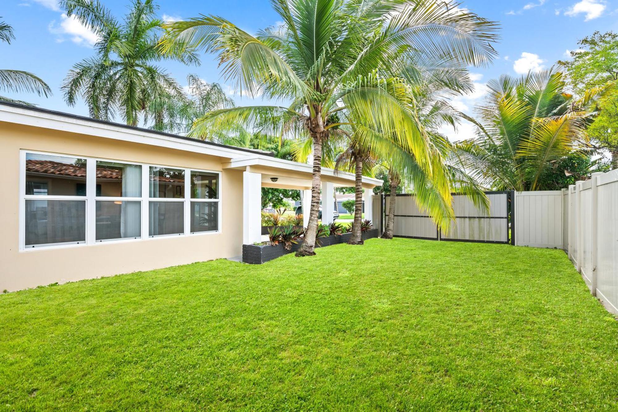 Modern Near Wilton Drive I Pool Table Hébergement de vacances